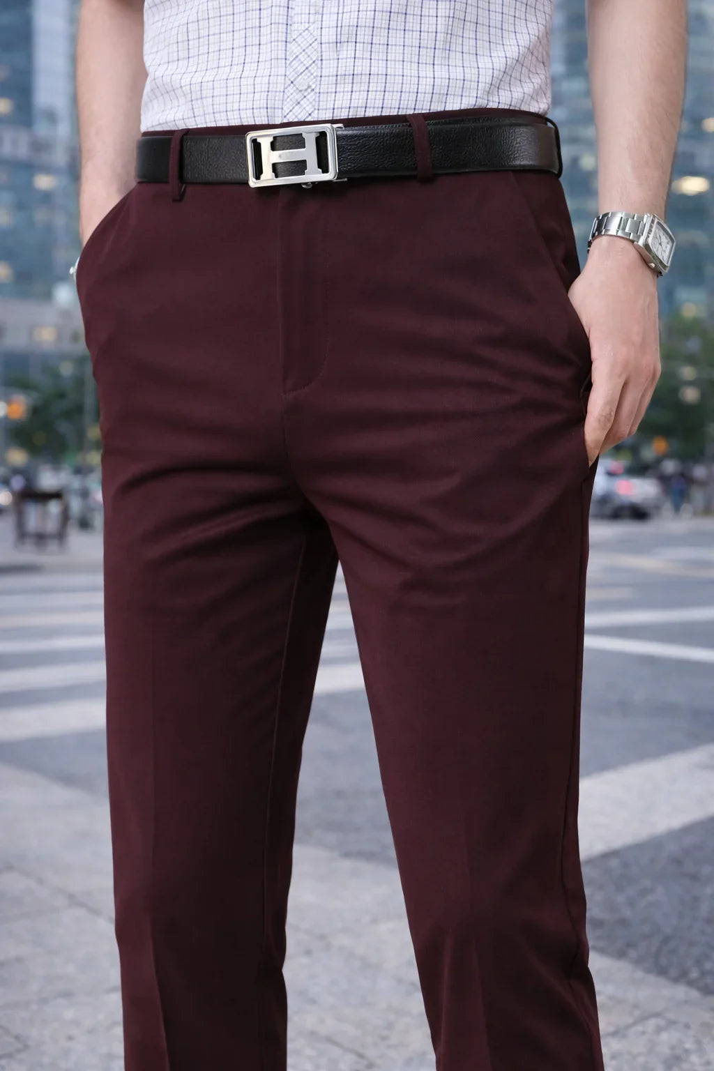 Pantalon homme bordeaux élégant, chemise à carreaux, ceinture noire, montre argentée