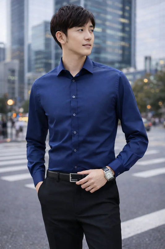 Homme portant une chemise bleu marine élégante en centre-ville urbain