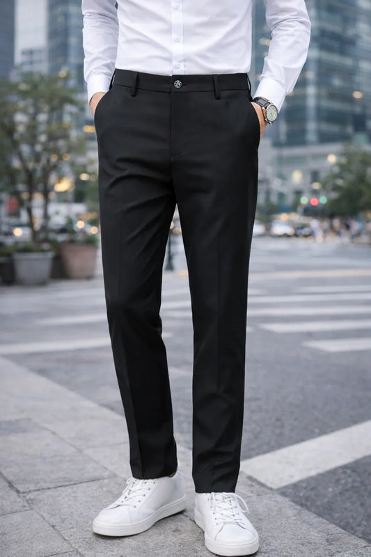 Homme en pantalon habillé noir, chemise blanche et baskets blanches en ville