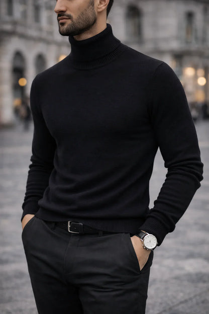 Homme élégant en pull col roulé noir, pantalon noir, montre classique, en extérieur urbain