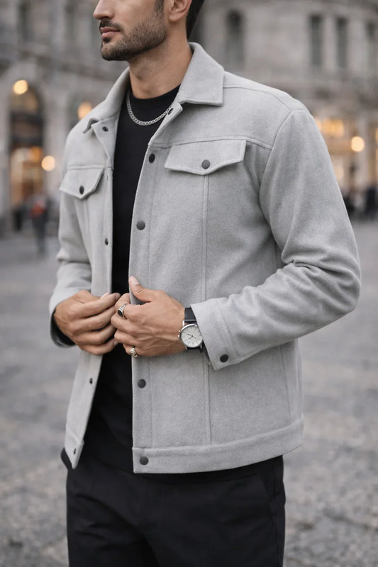 Homme portant une veste grise élégante en laine, look urbain et moderne, mode masculine.